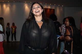 Fafá de Belém deixa sutiã à mostra com blusa transparente (Foto: Manuela Scarpa/Foto Rio News)