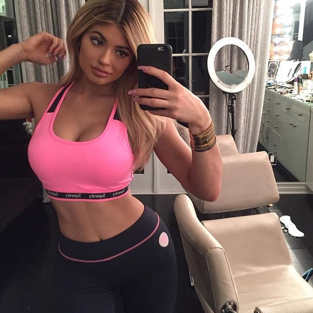 Kylie Jenner posa com roupa de ginástica (Foto: Instagram/ Reprodução)
