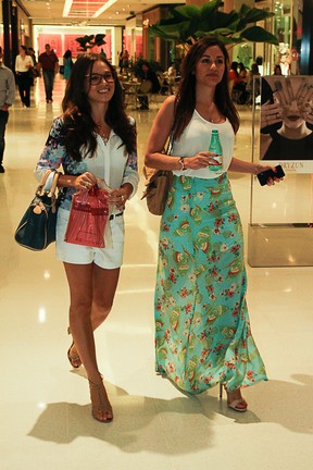 Maria Melilo com amiga em shopping de São Paulo (Foto: Amauri Nehn / Foto Rio News)