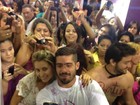 Ex-BBB Yuri é cercado por fãs em feira de cosméticos em Goiânia