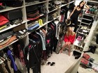 Top Heidi Klum mostra armário lotado com roupas grifadas em rede social