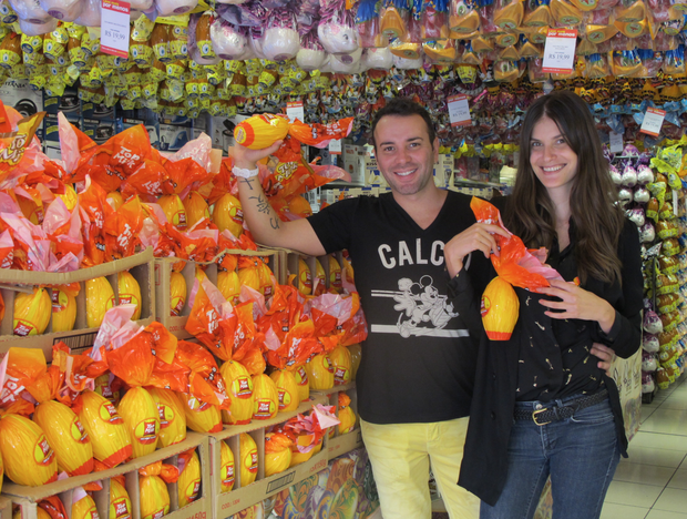 Matheus Mazzafera e Carol Francischini compram ovos de páscoa (Foto: Divulgação)
