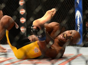 Anderson Silva se machuca em luta contra Chris Weidman em Las Vegas, nos Estados Unidos (Foto: Jayne Kamin/ Reuters)