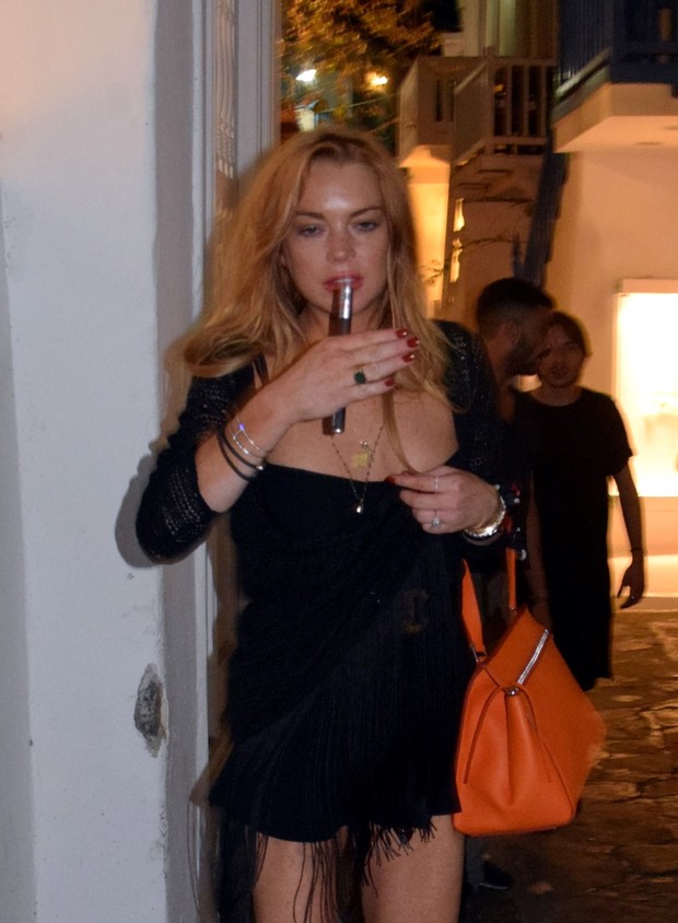 Lindsay Lohan deixa boate ligeiramente alterada (Foto: Splash News/AKM-GSI)