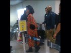 Caiu na rede! Fãs postam foto de Rihanna que seria em aeroporto no RJ