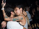 Daniel Blanco beija muito em evento no Rio de Janeiro
