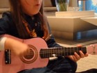 Que graça! Rafaella Justus  aprende a tocar violão e canta em inglês