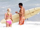 Depois de surfar, Luciano Szafir curte praia com a namorada no Rio