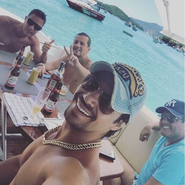 Mariano e Bruno curtem passeio de barco com amigos (Foto: Instagram/Reprodução)