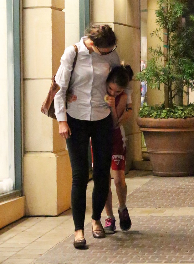 X17 - Katie Holmes e a filha, Suri Cruise, em shopping em Los Angeles, nos Estados Unidos (Foto: X17online/ Agência)