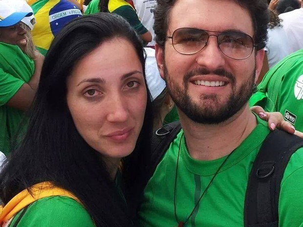 Marco Antonio Marcon, participante do BBB 15, com a mulher, Karina, durante a Jornada Mundial da Juventude no Rio de Janeiro em 2013 (Foto: Facebook/ Reprodução)