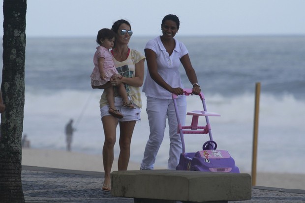 Fernanda Pontes passeia com a filha na orla (Foto: Dilson Silva / AgNews)