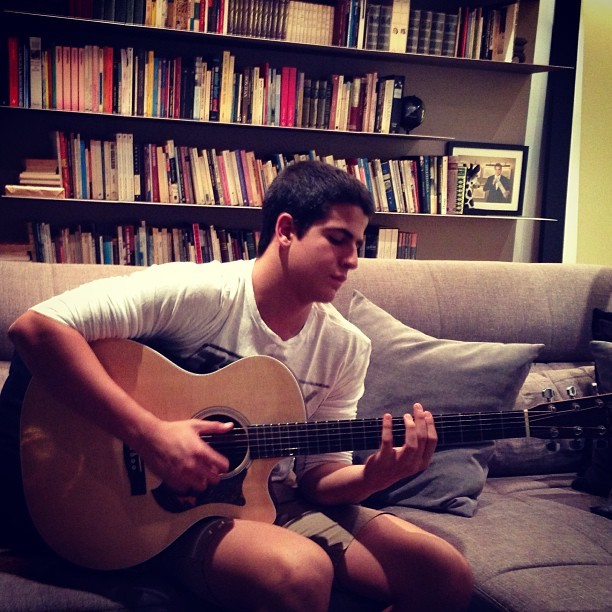 Enzo toca violão (Foto: Instagram/ Reprodução)