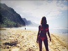 Rosie Huntington curte dia em praia do Havaí