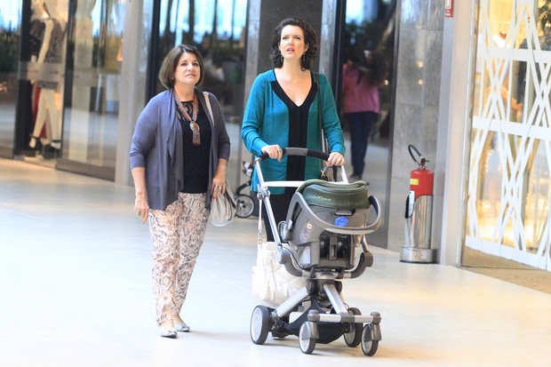 Larissa Maciel com a filha em shopping do Rio (Foto: Delson Silva / AgNews)