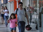 Marcelo Serrado passeia com a filha 