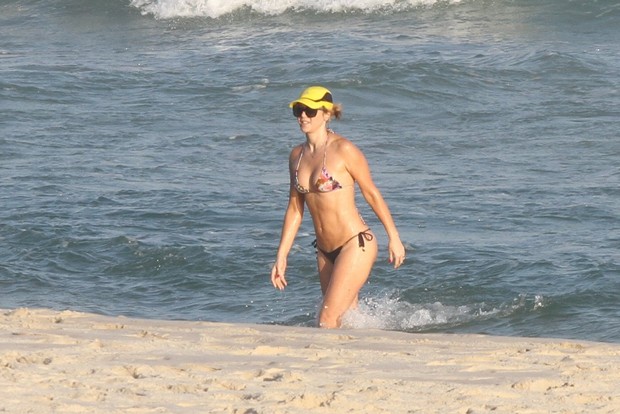 Christine Fernandes na praia da Barra (Foto: Marcos Ferreira / Foto Rio News)