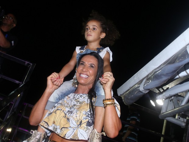Scheila Carvalho com a filha, Giulia, em Salvador, na Bahia (Foto: Thiago Duran e Fabio Moreno/ Ag. News)