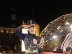 Claudia Leitte usa fantasia de marinheira para comandar trio