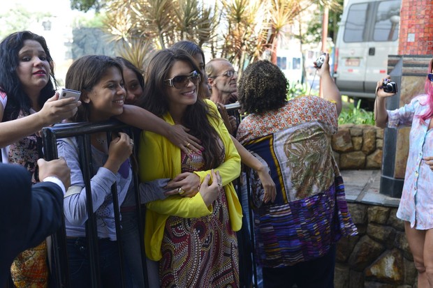 Ex-BBB Kamilla com fãs na porta do hotel (Foto: André Muzell / AgNews)