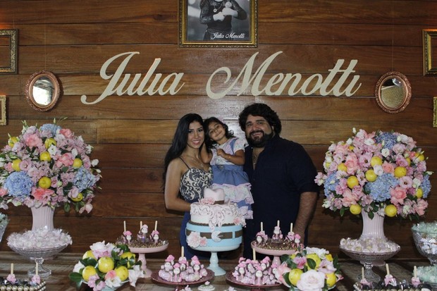 Fabiano Menotti e Marília Gabriela celebram os 3 anos de Júlia (Foto: Rodney Machado/Divulgação)