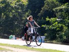 Fernanda Lima passeia de bicicleta com o filho no Rio