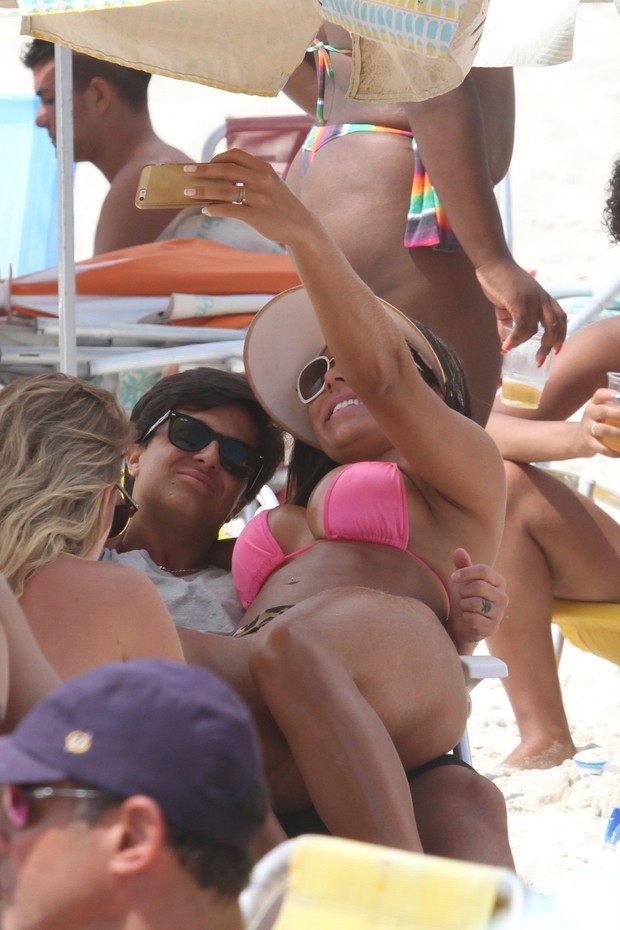Thammy Miranda e namorada, Andressa Ferreira na praia (Foto: Wallace Barbosa/AgNews)