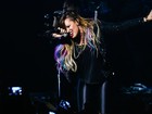 Demi Lovato faz show em São Paulo com mechas coloridas no cabelo