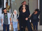 Angelina Jolie desembarca nos Estados Unidos com os filhos