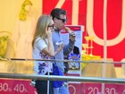 Angélica e Luciano Huck tomam sorvete durante passeio em shopping