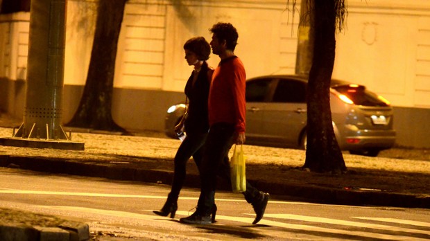 Andréia Horta e Gustavo Machado no Rio (Foto: WEBERT BELIZIO/Agnews)