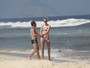 Roger Flores e Betina Schmidt mostram corpos em forma na praia
