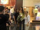 Bruna Marquezine tira fotos com fãs em shopping carioca