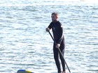 Robert Pattinson pratica stand up paddle em praia nos Estados Unidos