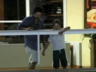 Murilo Benício vai ao cinema com o filho mais novo