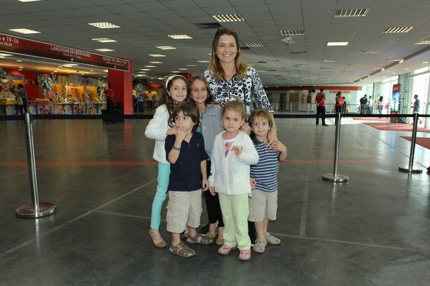 Cláudia Abreu com os filhos (Foto: Alex Palarea / AgNews)