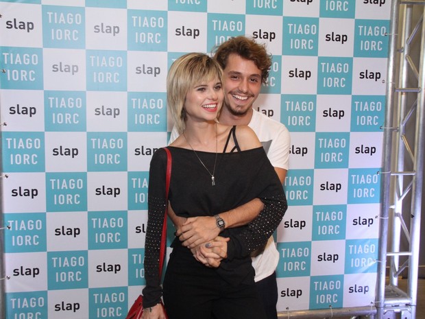 Julianne Trevisol e o namorado, Christian Monassa, em show no Rio (Foto: Thyago Andrade/ Brazil News)