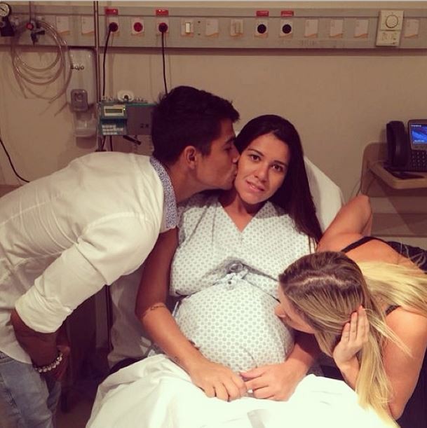 Micael Borges dá beijo na mulher, Heloisy Oliveira, antes de parto (Foto: Instagram/Reprodução)