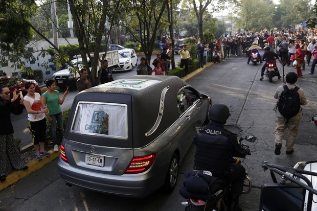 Carro com caixão de Roberto Bolaños chega na sede da Televisa, na Cidade do México (Foto: Reuters)