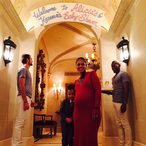 Grávida, Alicia Keys com o filho Egypt Daoud em chá de bebê (Foto: Instagram/ Reprodução)
