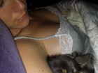 Grávida, Ana Hickmann dorme abraçada com cachorrinho
