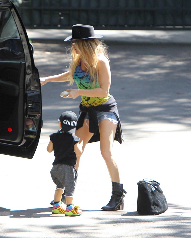 X17 - Fergie com o filho, Axl, em Los Angeles, nos Estados Unidos (Foto: X17online/ Agência)