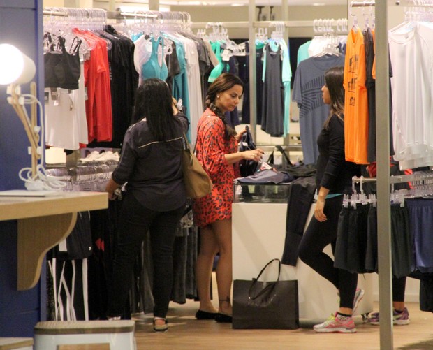  Viviane Araujo passeia e faz compras no shopping Rio Design Barra da Tijuca (Foto: J.Humberto \ AgNews)
