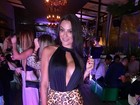 Ex-BBB Monique Amin usa look decotado em evento em Florianópolis