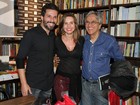 Caetano Veloso e Paula Burlamaqui prestigiam lançamento de livro no Rio