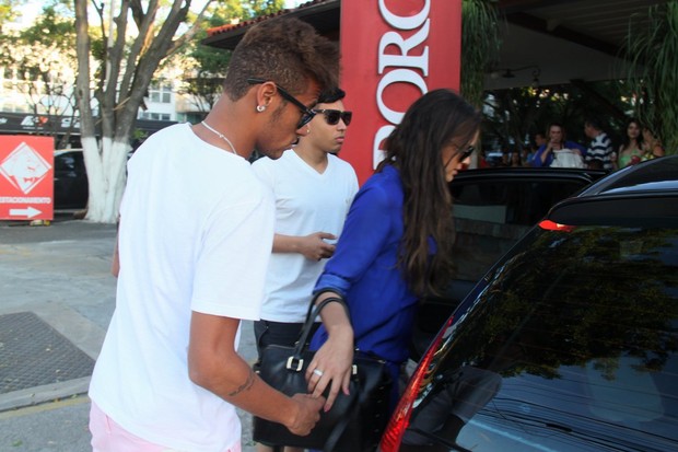 Bruna Marquezine e Neymar em churrascaria (Foto: Gabriel Rangel/Ag. News)