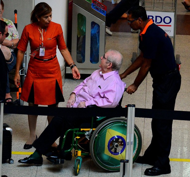 Jô Soares de cadeira de rodas no aeroporto (Foto: William Oda/Agnews)