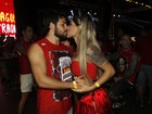 Ex-BBB Vanessa Mesquita beija namorado em camarote