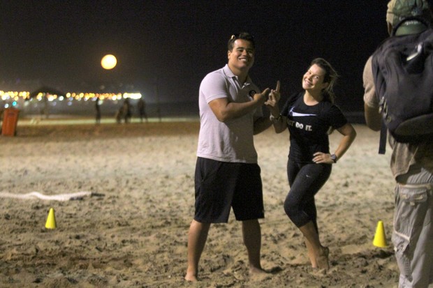 Thiaguinho e Fernanda Souza se exercitam na praia (Foto: Dilson Silva/ Ag. News)