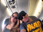 Yuri posa com namorada em avião
